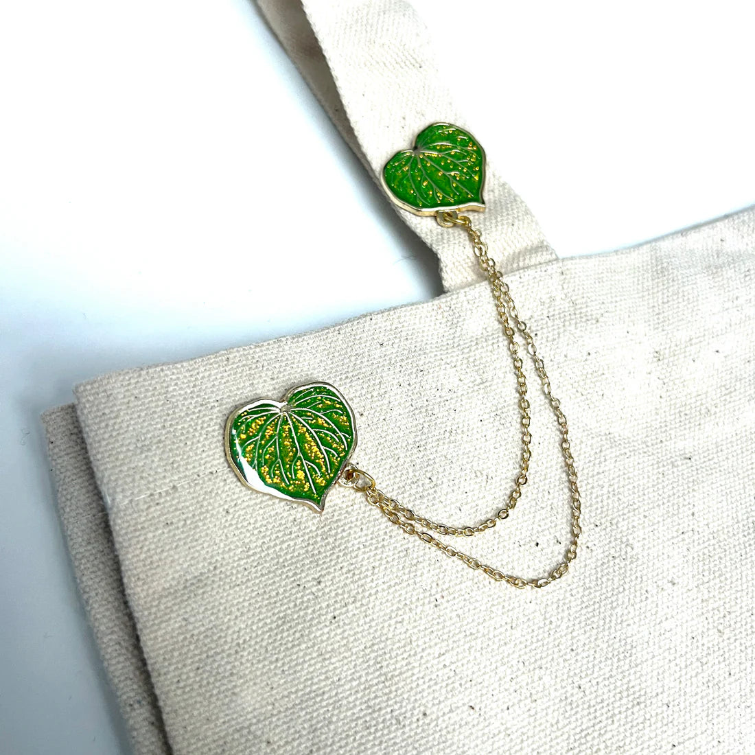 Pepper Raccoon - Pin, Kawakawa Glitter Chain Set